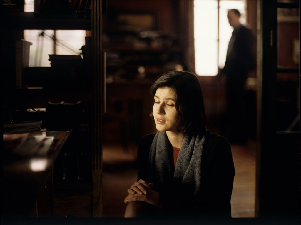 Valentine (Irène Jacob) w mieszkaniu sędziego.Widoczny też emerytowany sędzia (Jean-Louis Trintignant).