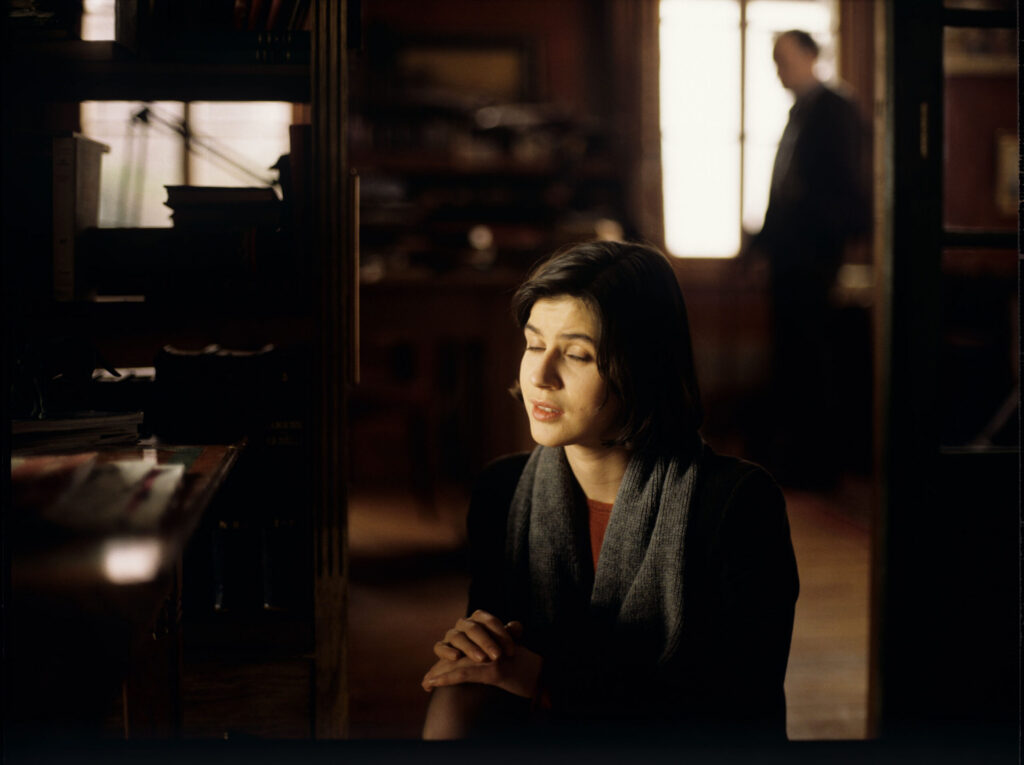 Valentine (Irène Jacob) in the judge's apartment. Also visible is a retired judge (Jean-Louis Trintignant).