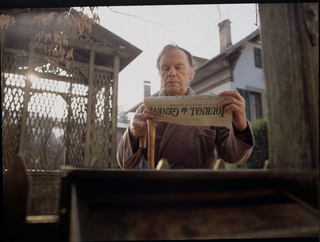 A retired judge (Trintignant) in front of his house reads a newspaper about the sinking of the ferry Valentine was on.