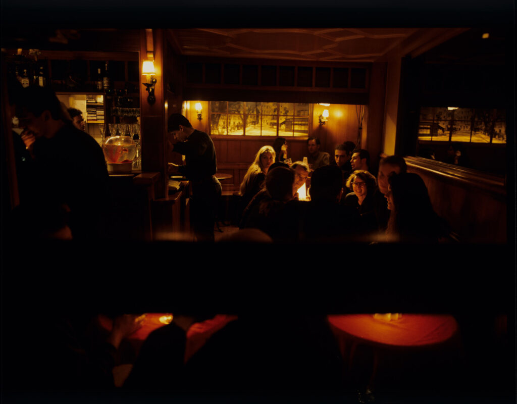 Kawiarnia, w której Auguste (Lorit) przez witrynę zauważył swoją partnerkę Karin (Feder) z innym mężczyzną (Vermeulen).