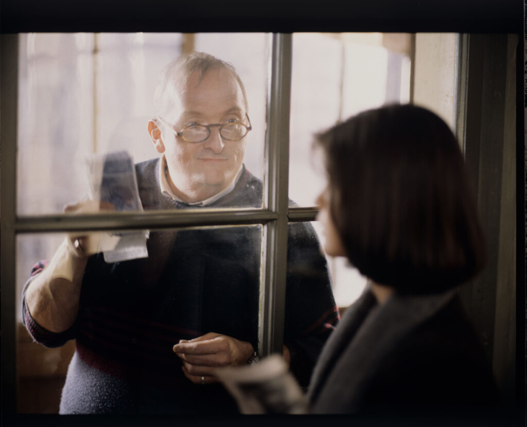 Valentine (Irène Jacob) rozmawia z sąsiadem (Jean Schlegel), który przyniósł pieniądze od sędziego za leczenie psa.