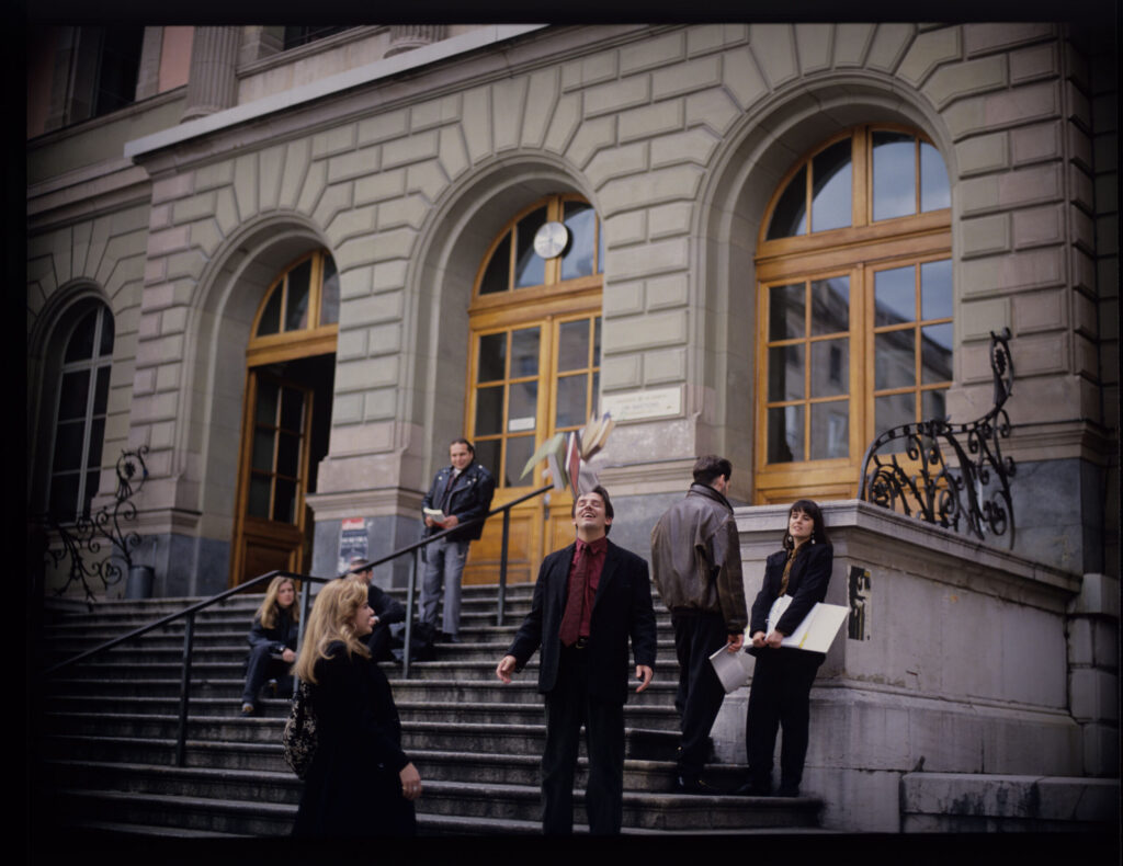 Auguste (Lorit), after passing his exams, meets his partner Karin (Feder) in front of the Geneva courthouse.