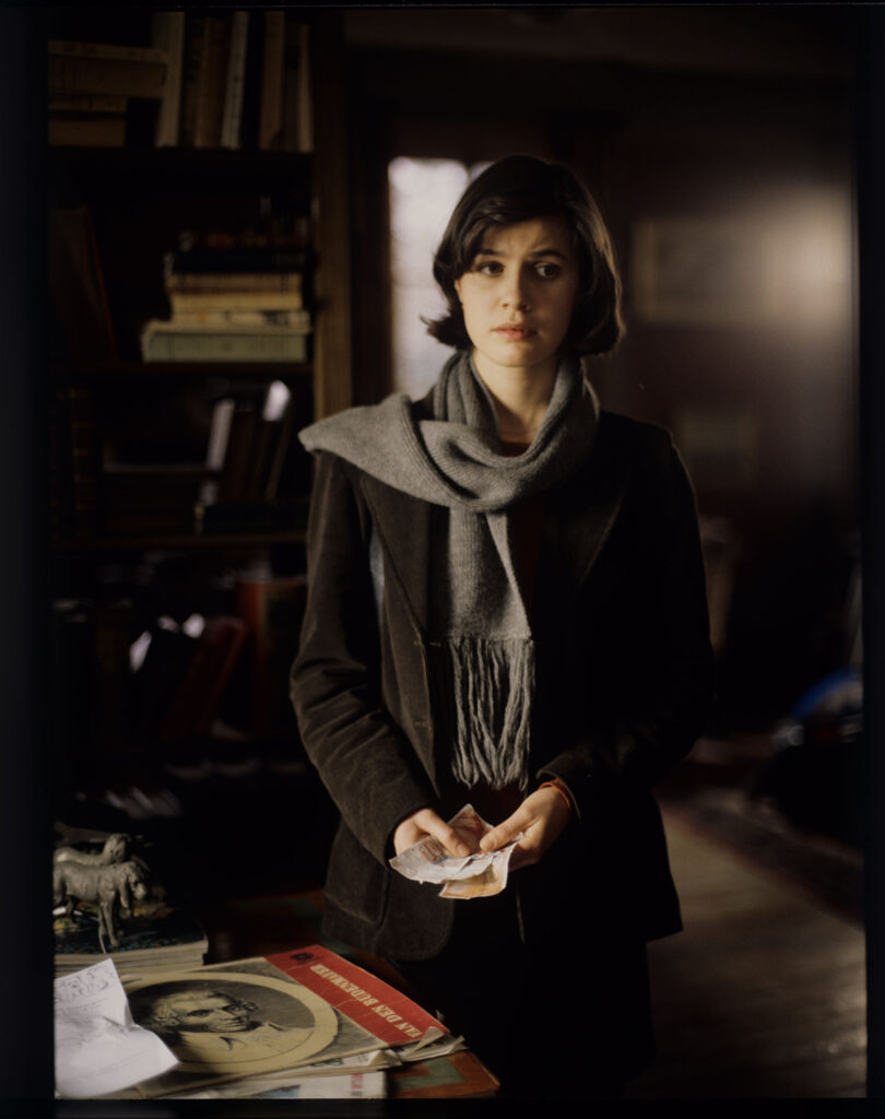 Valentine (Irène Jacob) patrzy przez okno w mieszkaniu sędziego.