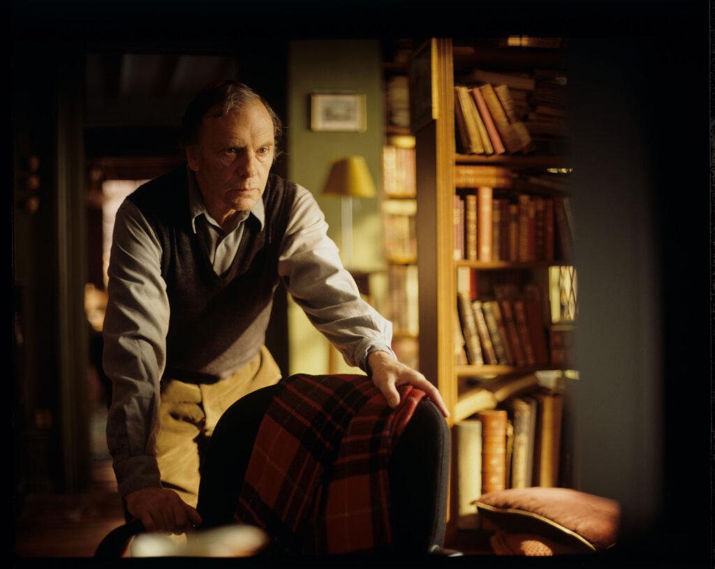 Emerytowany sędzia Joseph Kern (Jean-Louis Trintignant) w swoim mieszkaniu.