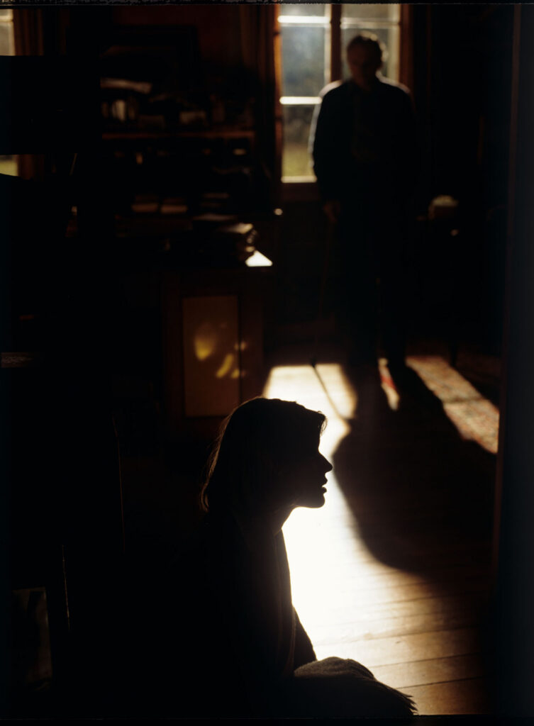 Retired judge Joseph Kern (Jean-Louis Trintignant) talks to Valentine (Irène Jacob) in his apartment.
