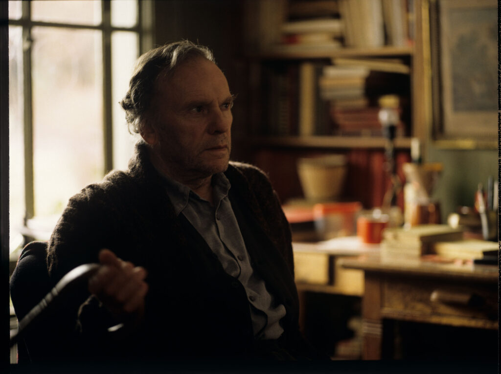 Emerytowany sędzia Joseph Kern (Jean-Louis Trintignant) w swoim mieszkaniu.