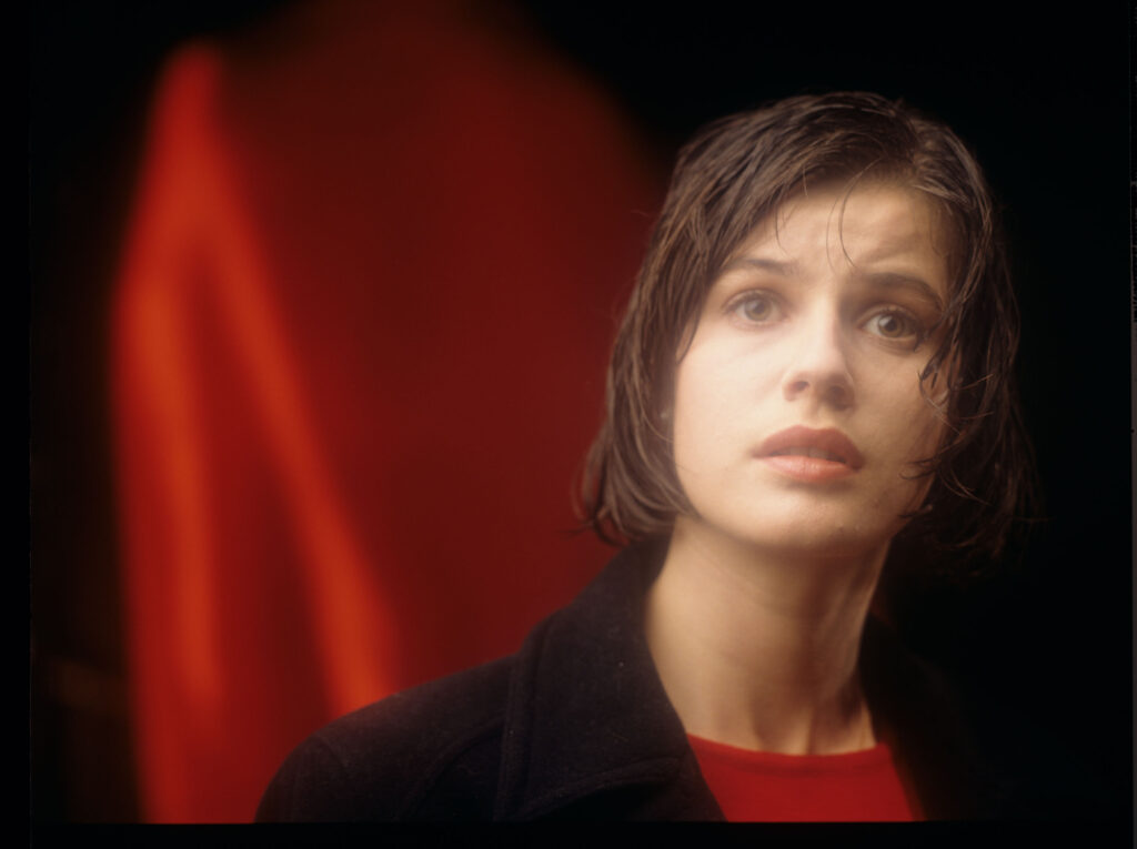 Główna bohaterka filmu Valentine (Irène Jacob).