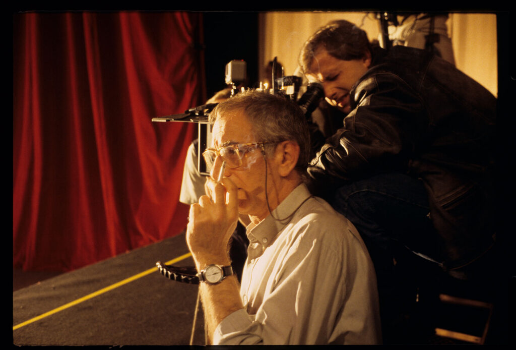 Kieślowski (reżyser) i Sobociński (operator) podczas kręcenia sceny pokazu mody w teatrze.