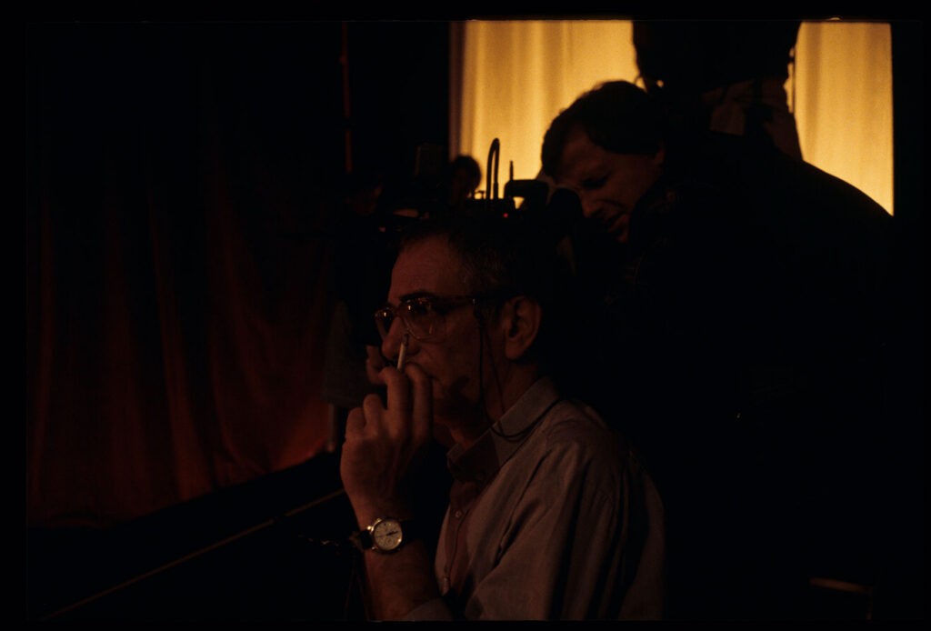 Kieślowski (reżyser) i Sobociński (operator) podczas kręcenia sceny pokazu mody w teatrze.