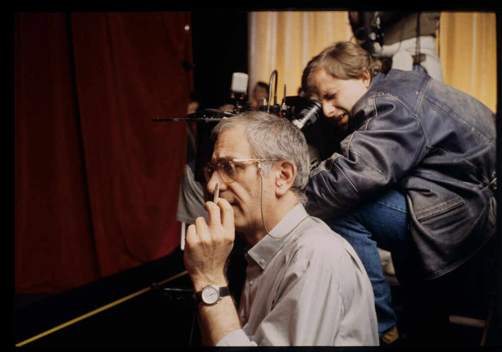 Kieślowski (reżyser) i Sobociński (operator) podczas kręcenia sceny pokazu mody w teatrze.
