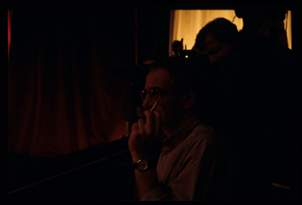 Kieślowski (reżyser) i Sobociński (operator) podczas kręcenia sceny pokazu mody w teatrze.