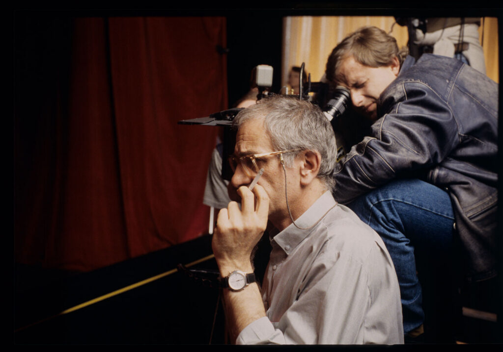 Kieślowski (reżyser) i Sobociński (operator) podczas kręcenia sceny pokazu mody w teatrze.