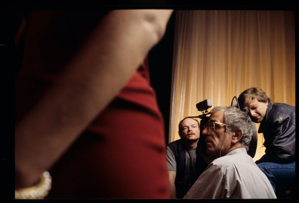 Ekipa filmowa na planie zdjęciowym w teatrze podczas kręcenia sceny pokazu mody z Valentine.
