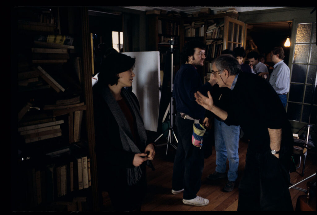 Krzysztof Kieślowski (reżyser) udziela wskazówek aktorce Irène Jacob grającej Valentine.