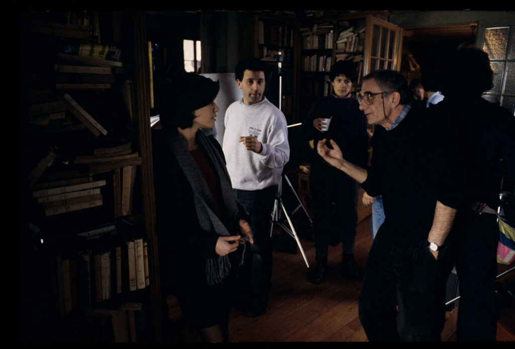 Krzysztof Kieślowski (reżyser) udziela wskazówek aktorce Irène Jacob grającej Valentine.