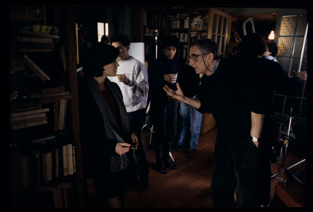 Krzysztof Kieślowski (reżyser) udziela wskazówek aktorce Irène Jacob grającej Valentine.