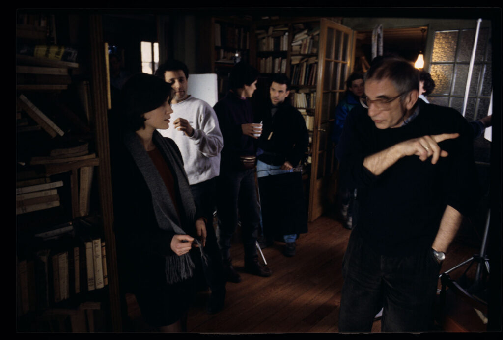 Krzysztof Kieślowski (reżyser) udziela wskazówek aktorce Irène Jacob grającej Valentine.