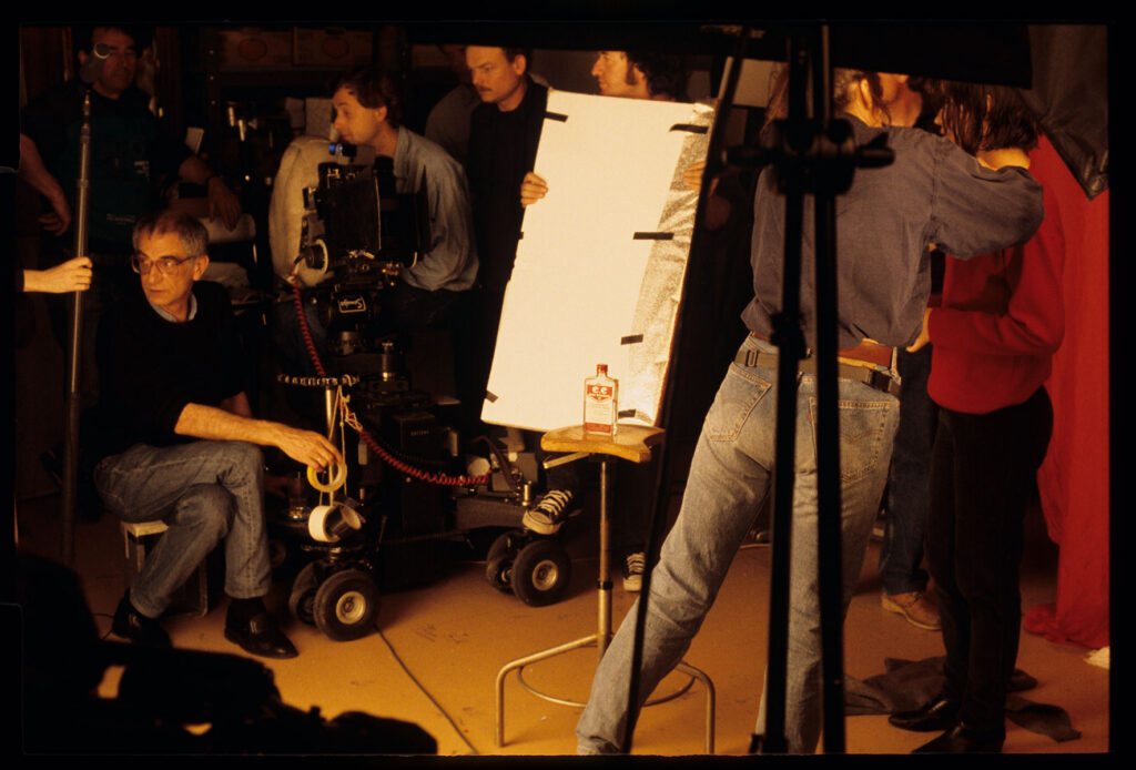 Ekipa na planie zdjęciowym. Widoczni między innymi: Kieślowski (reżyser), Sobociński (operator), Jacob (aktorka).