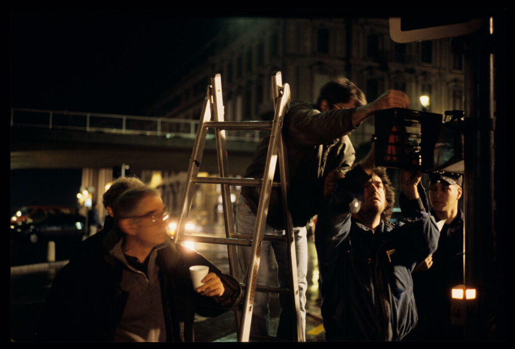 Nocny plan zdjęciowy na ulicach Genewy. Widoczni: Kieślowski (reżyser), Gren (tłumacz), Charvaz (rekwizytor).