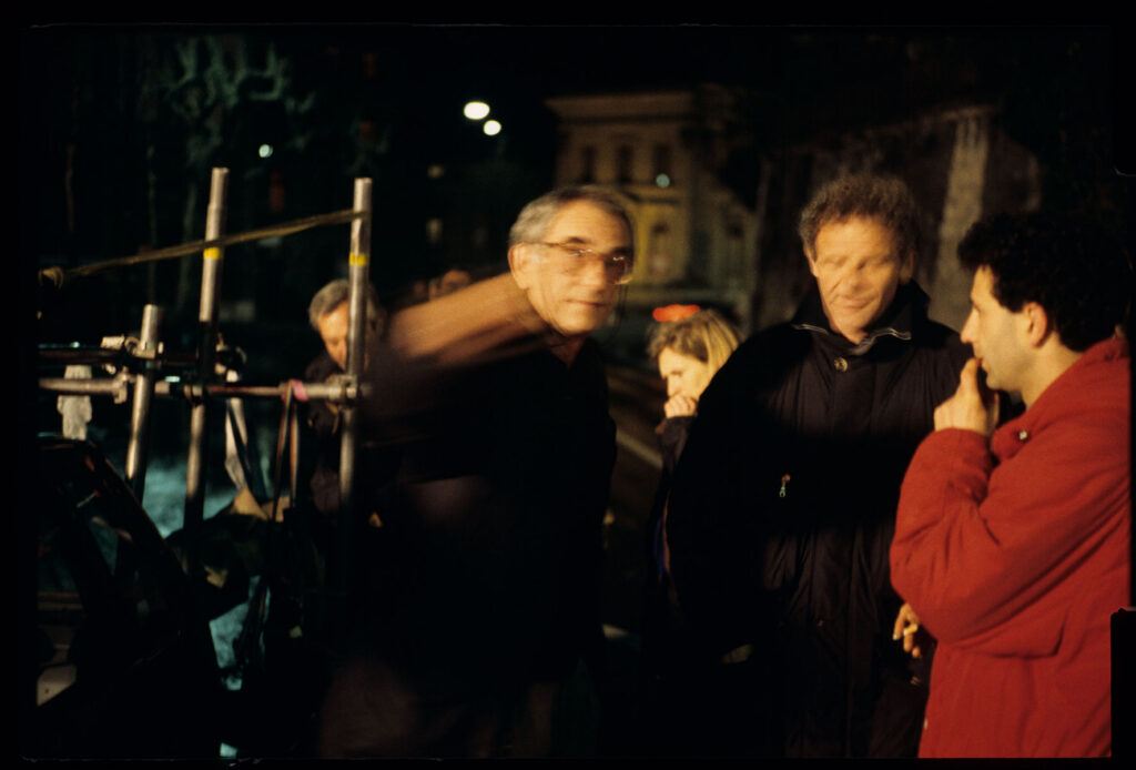 Nocny plan zdjęciowy na ulicach Genewy. Widoczni: Kieślowski (reżyser), Gren (tłumacz), Charvaz (rekwizytor).