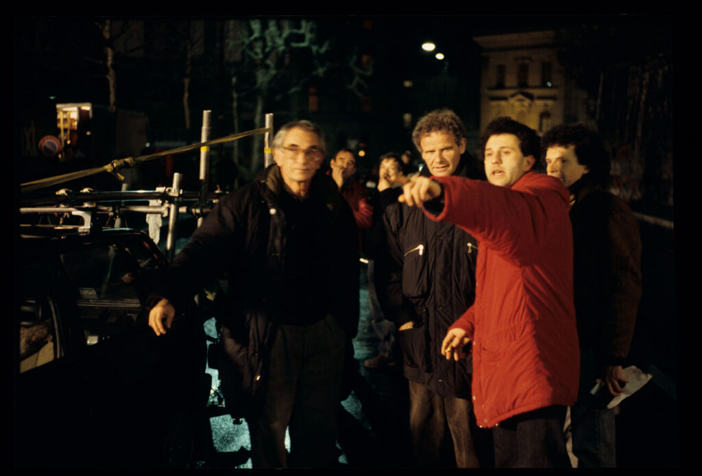 Nocny plan zdjęciowy na ulicach Genewy. Widoczni: Kieślowski (reżyser), Gren (tłumacz), Charvaz (rekwizytor).