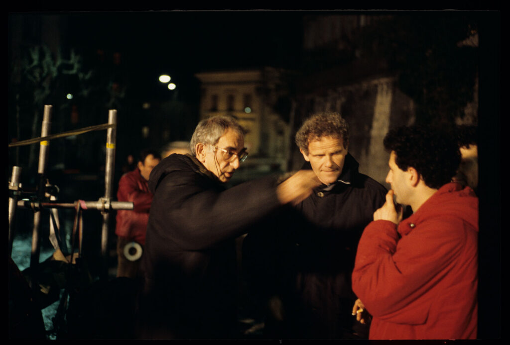 Nocny plan zdjęciowy na ulicach Genewy. Widoczni: Kieślowski (reżyser), Gren (tłumacz), Charvaz (rekwizytor).