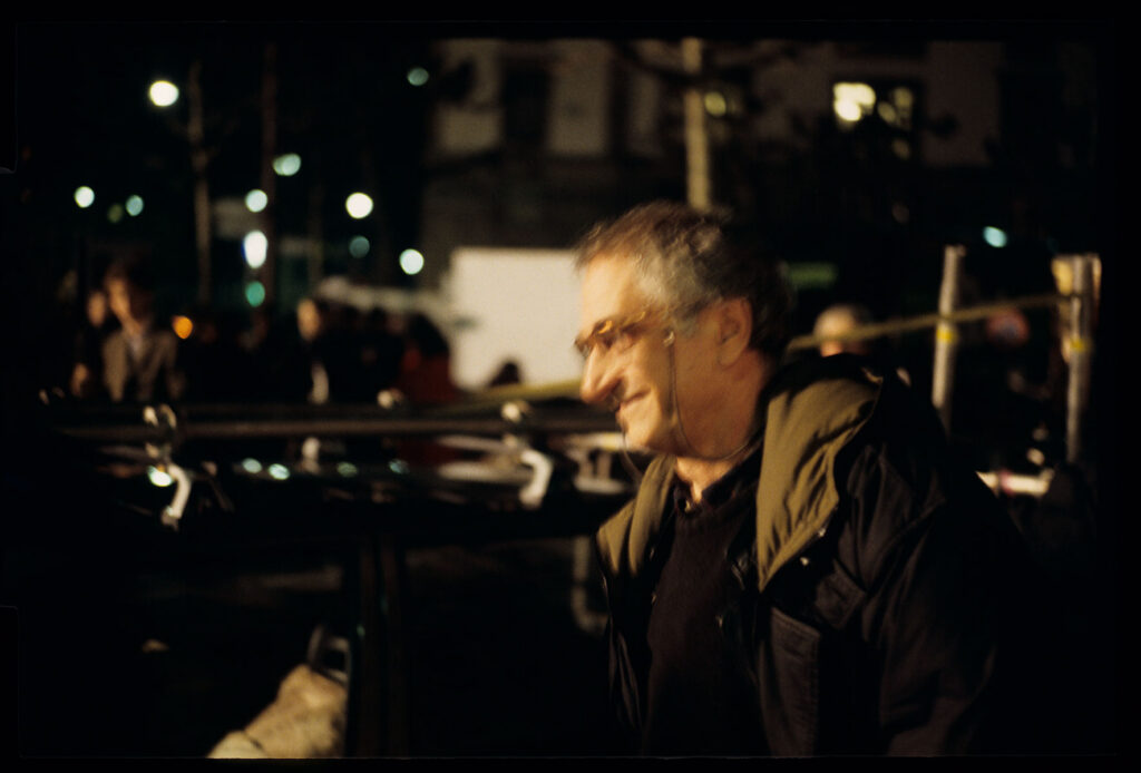 Nocny plan zdjęciowy na ulicach Genewy. Na zdjęciu Krzysztof Kieślowski (reżyser).