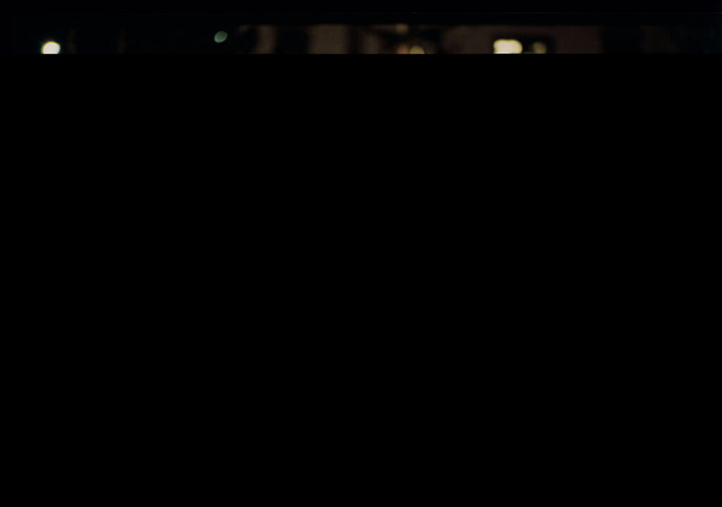 Nocny plan zdjęciowy na ulicach Genewy. Na zdjęciu Krzysztof Kieślowski (reżyser).