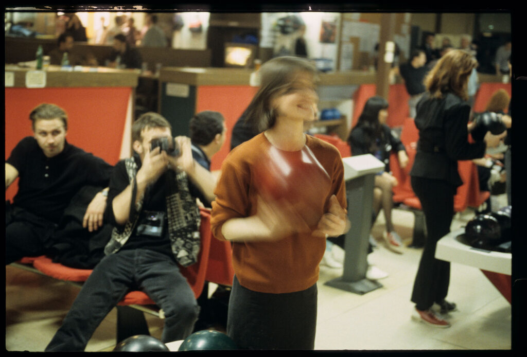 Valentine (Irène Jacob) and her accompanying photographer (Samuel Le Bihan) in a bowling alley.