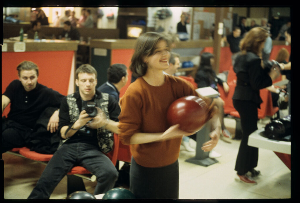 Valentine (Irène Jacob) and her accompanying photographer (Samuel Le Bihan) in a bowling alley.