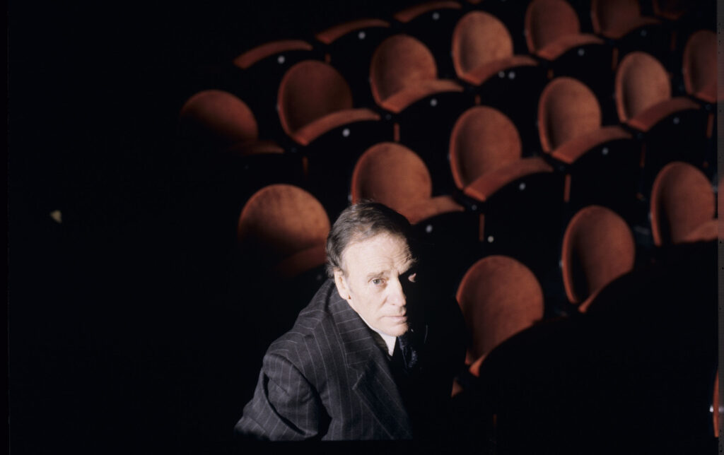 Emerytowany sędzia Joseph Kern (Jean-Louis Trintignant) na widowni teatru, po pokazie mody z udziałem Valentine.
