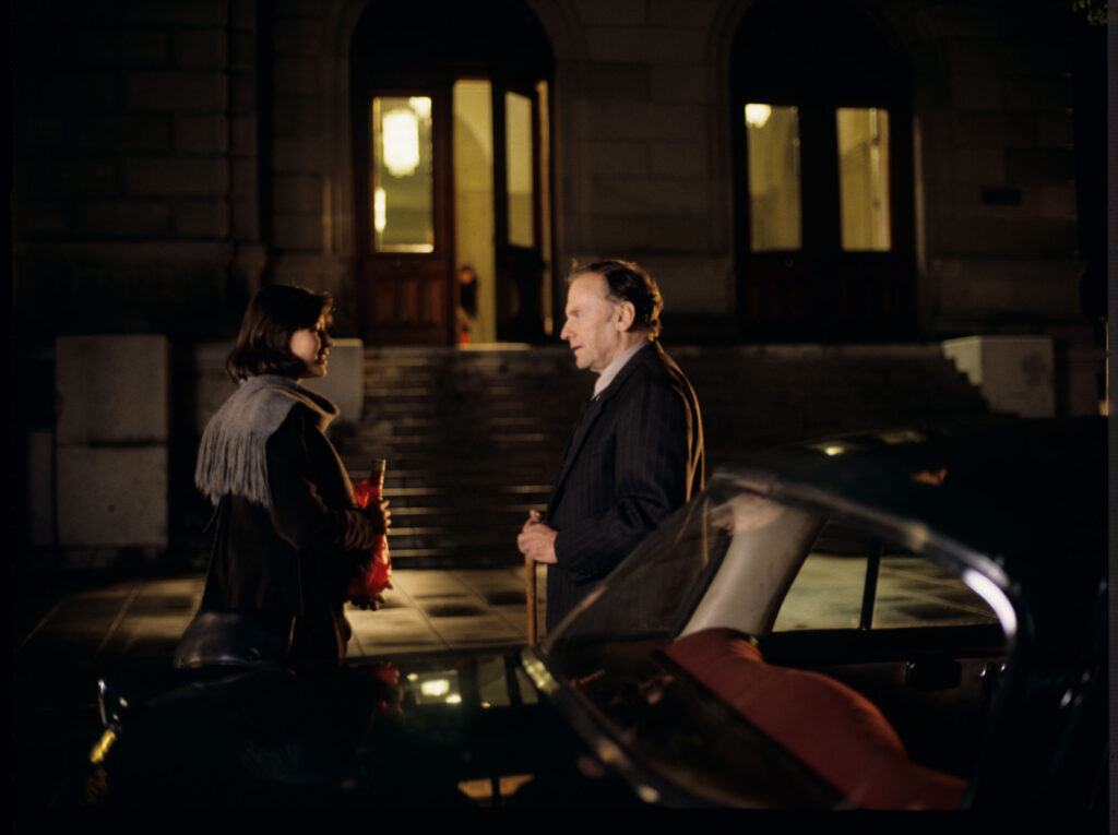 Po pokazie mody sędzia Joseph Kern (Jean-Louis Trintignant) obdarowuje Valentine (Irène Jacob) butelką calvadosu.