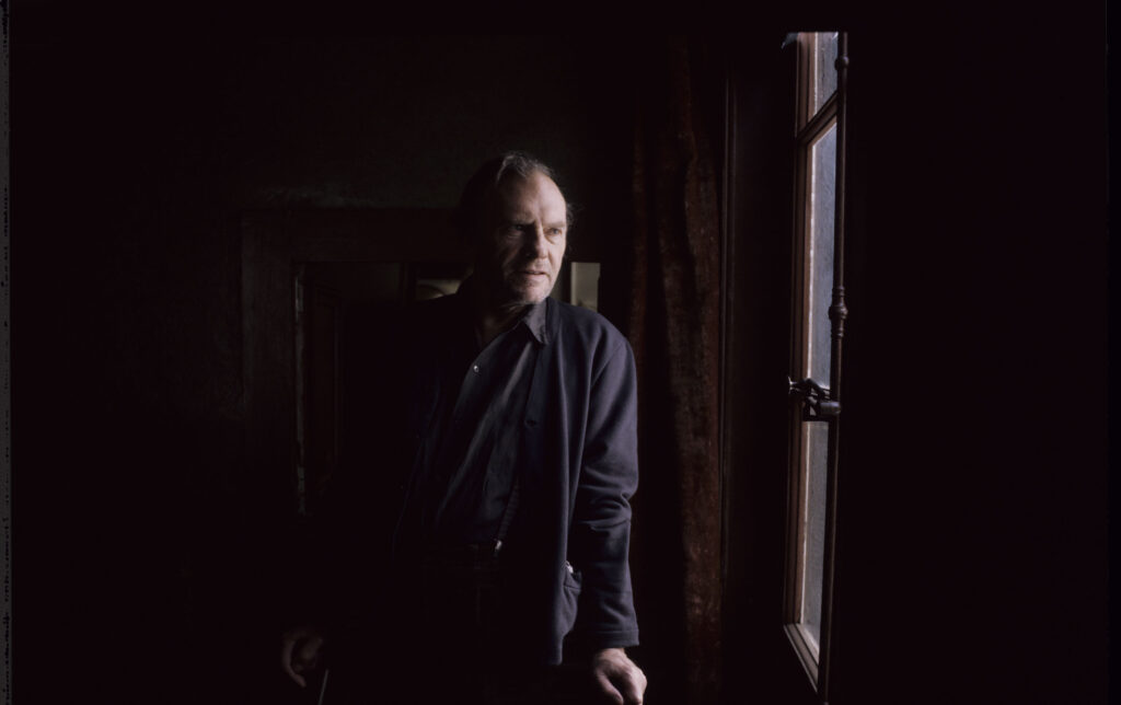 Emerytowany sędzia Joseph Kern (Jean-Louis Trintignant) w swoim mieszkaniu.