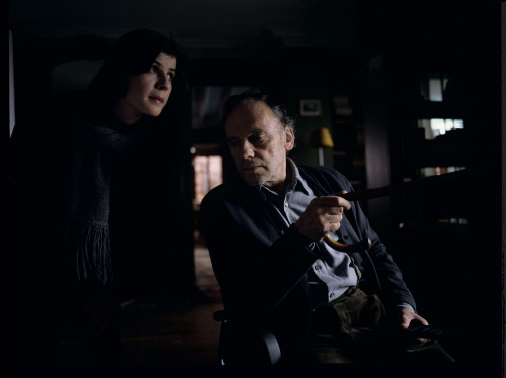 Retired judge Joseph Kern (Jean-Louis Trintignant) talks to Valentine (Irène Jacob) in his apartment.