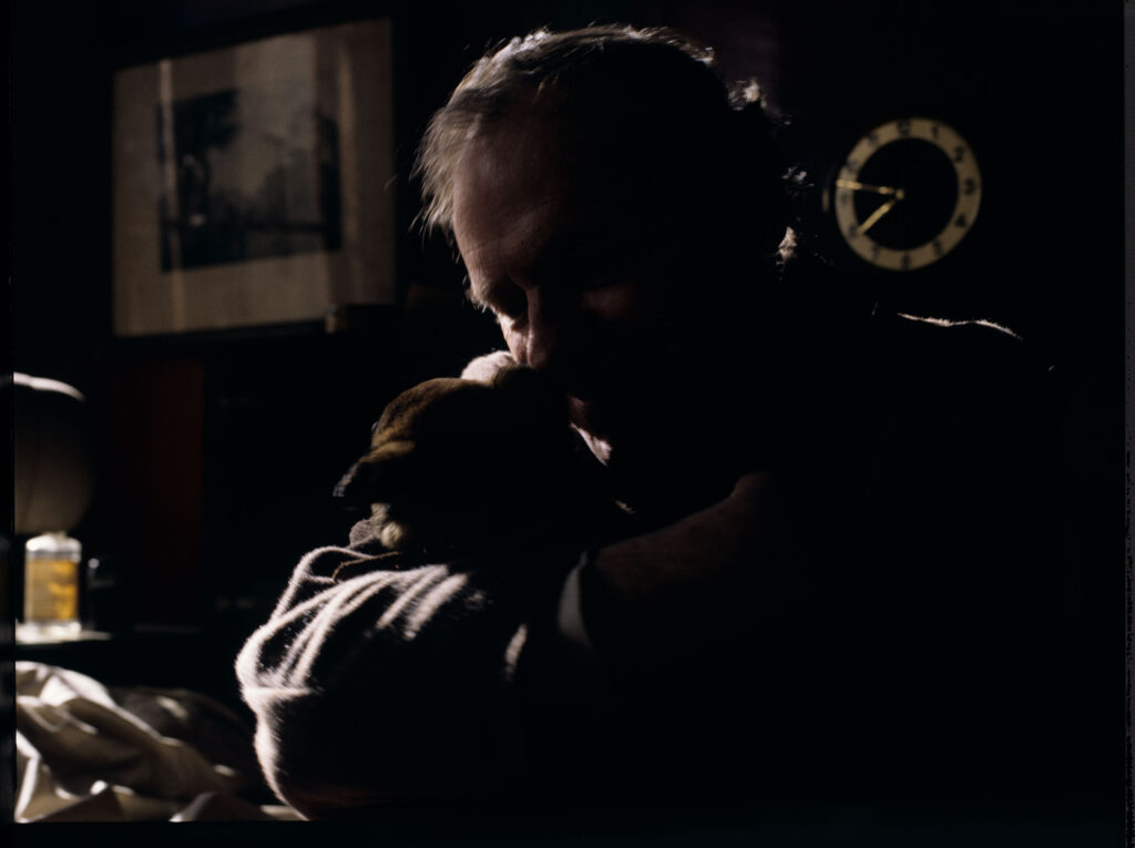 Emerytowany sędzia Joseph Kern (Jean-Louis Trintignant) ze szczeniakiem urodzonym przes sukę Ritę.