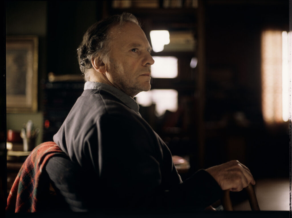 Emerytowany sędzia Joseph Kern (Jean-Louis Trintignant) w swoim mieszkaniu.