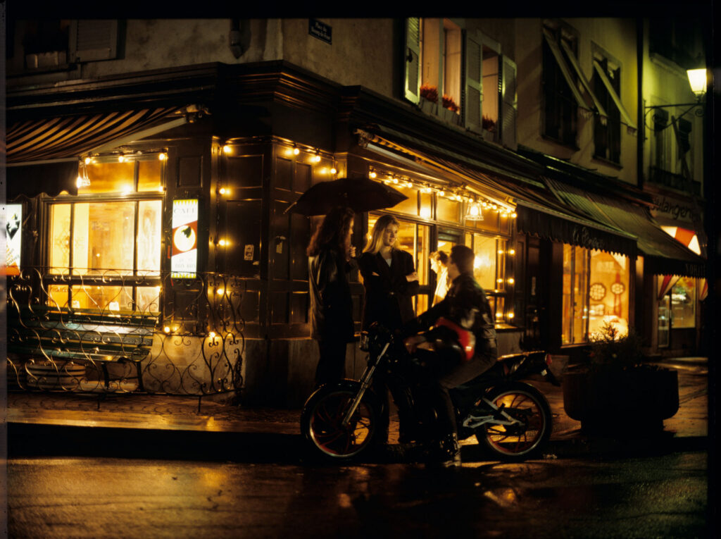 The café where Auguste (Lorit) noticed his partner Karin (Feder) with another man through the window.
