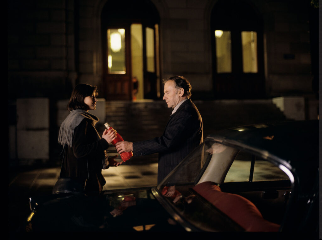 Po pokazie mody sędzia Joseph Kern (Jean-Louis Trintignant) obdarowuje Valentine (Irène Jacob) butelką calvadosu.