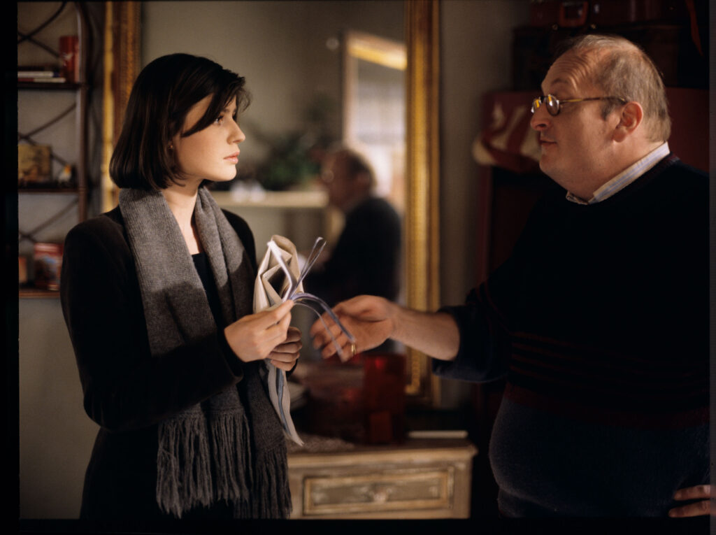 Valentine (Irène Jacob) rozmawia z sąsiadem (Jean Schlegel), który przyniósł pieniądze od sędziego za leczenie psa.