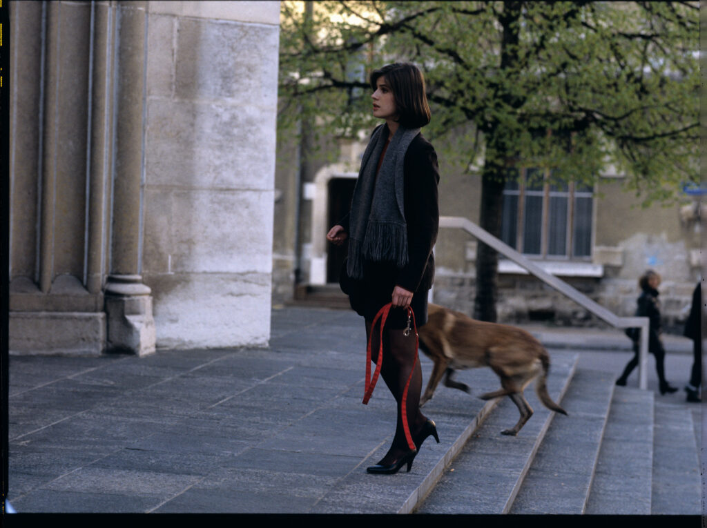 Valentine (Irène Jacob) z psem na spacerze.