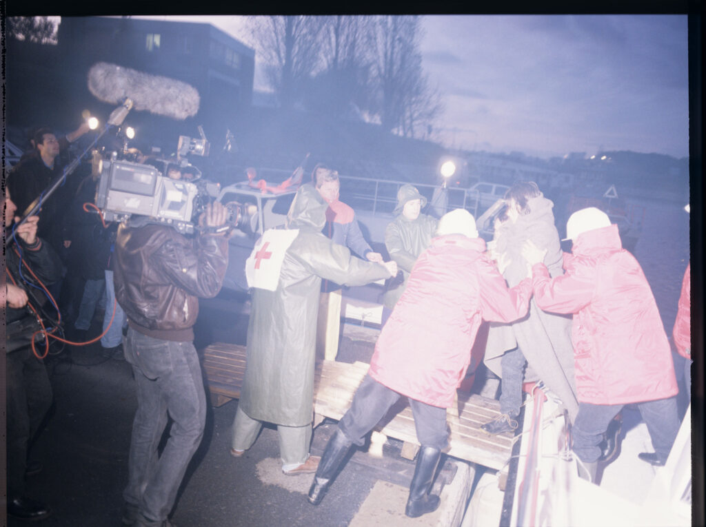 Ekipa na planie filmowym podczas kręcenia sceny akcji ratunkowej po katastrofie promu płynacego do Anglii.