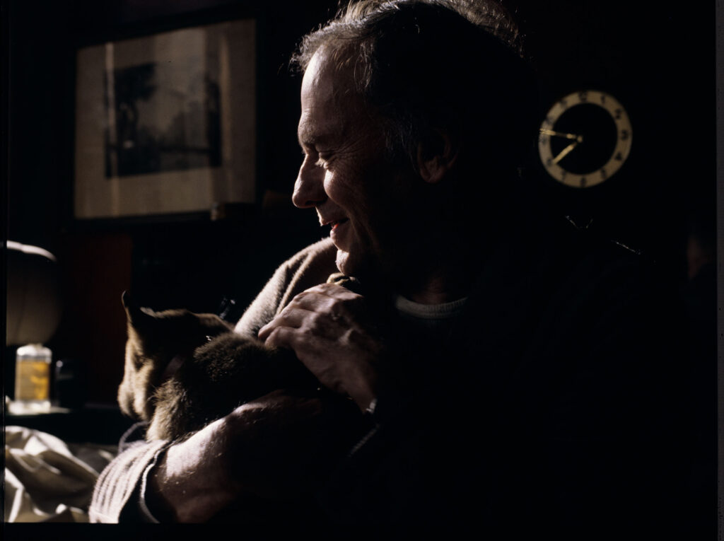 Emerytowany sędzia Joseph Kern (Jean-Louis Trintignant) ze szczeniakiem urodzonym przes sukę Ritę.