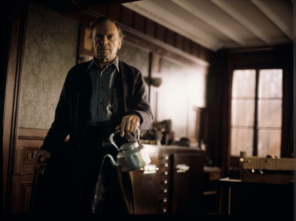Emerytowany sędzia Joseph Kern (Jean-Louis Trintignant) w zamyśleniu wylewa wrzątek z czajnika na podłogę.