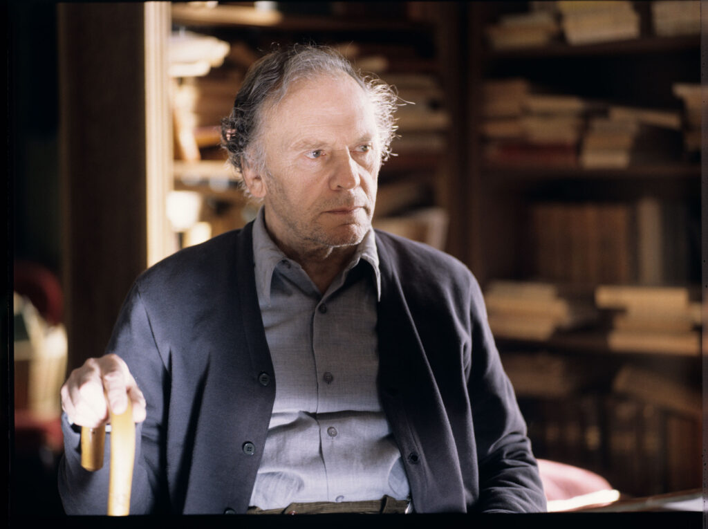 Emerytowany sędzia Joseph Kern (Jean-Louis Trintignant) w swoim mieszkaniu.