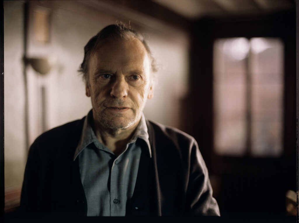 Emerytowany sędzia Joseph Kern (Jean-Louis Trintignant) w swoim mieszkaniu.