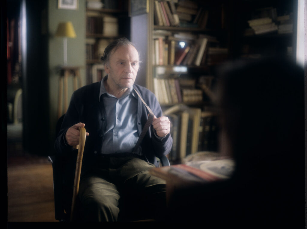 Emerytowany sędzia Joseph Kern (Jean-Louis Trintignant) w swoim mieszkaniu.