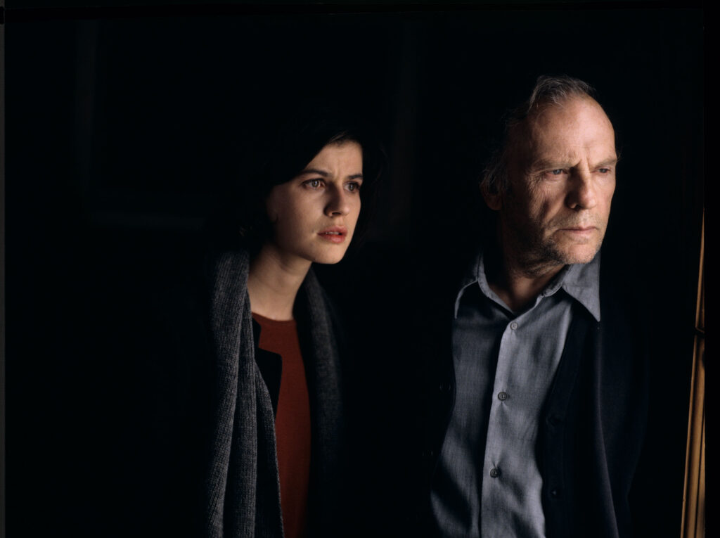 Emerytowany sędzia Joseph Kern (Jean-Louis Trintignant) i Valentine (Irène Jacob) w mieszkaniu sędziego.