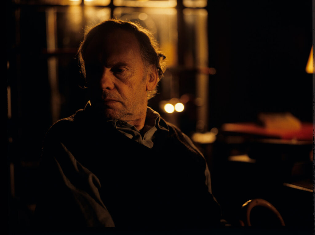 Emerytowany sędzia Joseph Kern (Jean-Louis Trintignant) w swoim mieszkaniu.