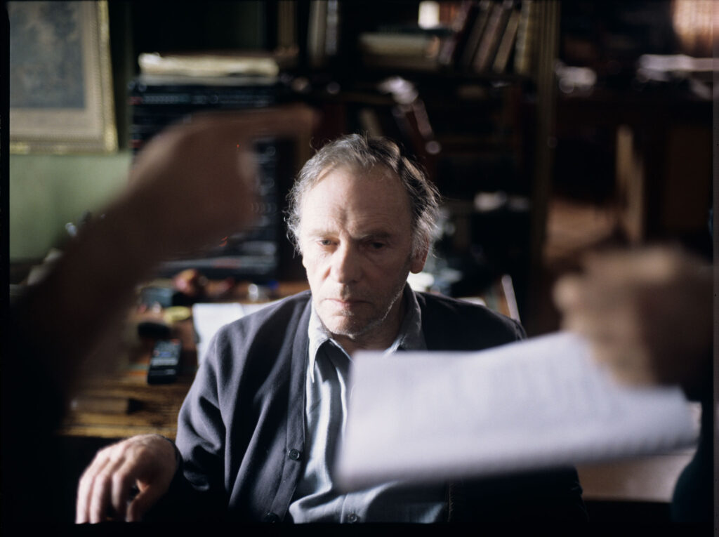 Emerytowany sędzia Joseph Kern (Jean-Louis Trintignant) w swoim mieszkaniu.