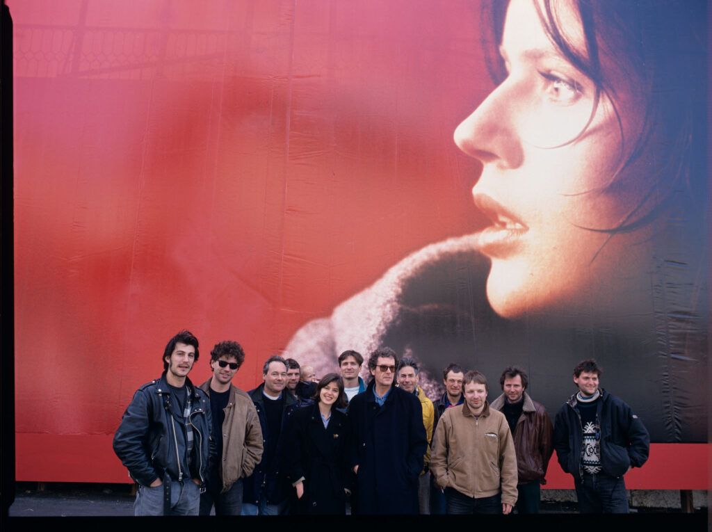 Pamiątkowe zdjęcie na tle billboardu z Valentine (Jacob). Widoczny również Jaxa (fotosista).